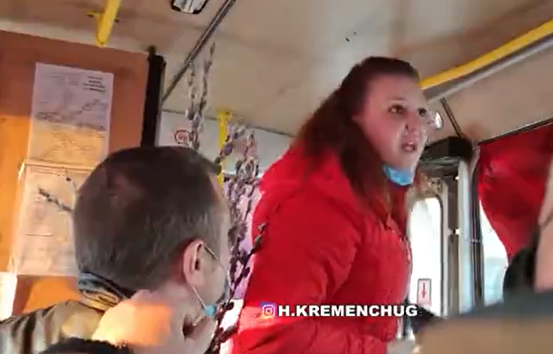 Жінка кричала на весь салон маршрутки \ скріншот з відео Жінка кричала на весь салон маршрутки \ скріншот з відео