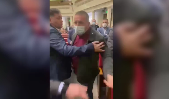 В Раді стався скандал, що трохи не вилився в бійку / Cкріншот з відео В Раді стався скандал, що трохи не вилився в бійку / Cкріншот з відео