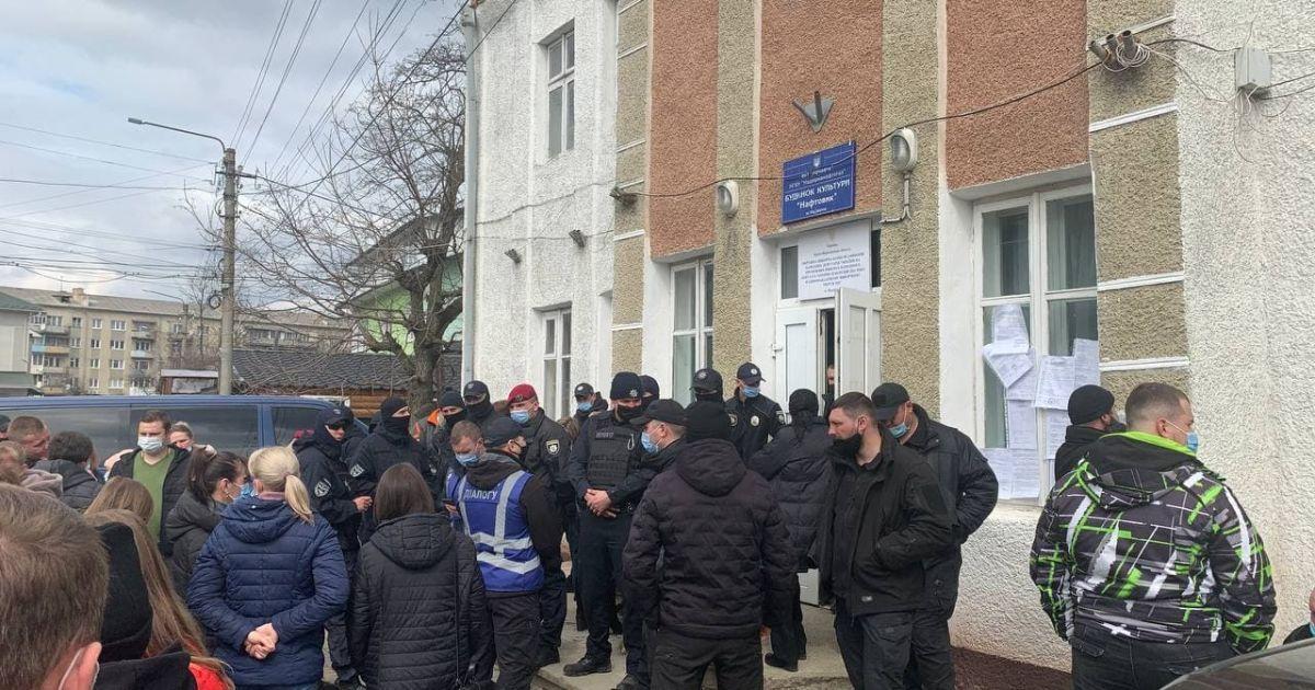 На Прикарпатті приїхали два десятки депутатів від партії "Слуга народу" / фото facebook.com/chesno.movement/ На Прикарпатті приїхали два десятки депутатів від партії "Слуга народу" / фото facebook.com/chesno.movement/