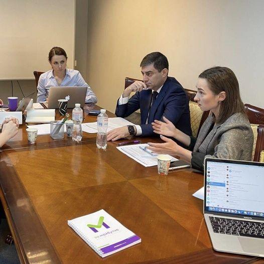 до роботи над документом також долучились жінки, які зіштовхнулися з сімейним кіднепінгом / фото Ірина Суслова, Facebook до роботи над документом також долучились жінки, які зіштовхнулися з сімейним кіднепінгом / фото Ірина Суслова, Facebook