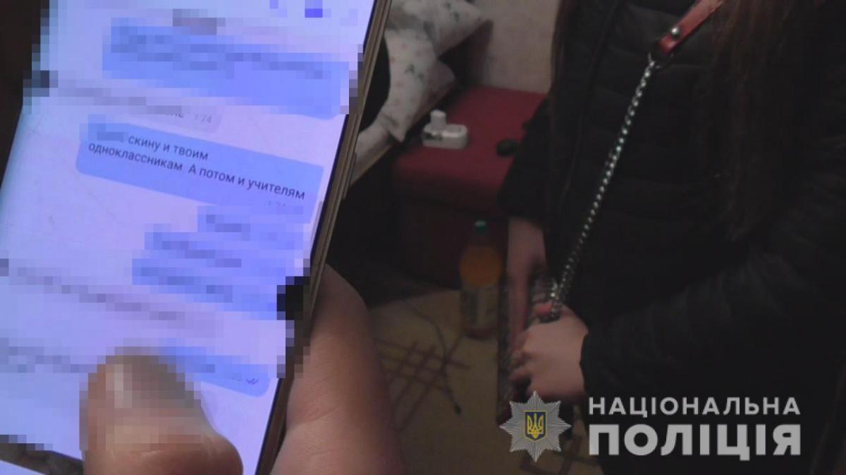 Дома у задержанного нашли переписку с девочками, а также порнографические фото и видео с участием его и несовершеннолетних / фото Национальной полиции
