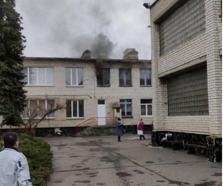 Дітей евакуювали на подвір'я / фото ТСН Дітей евакуювали на подвір'я / фото ТСН