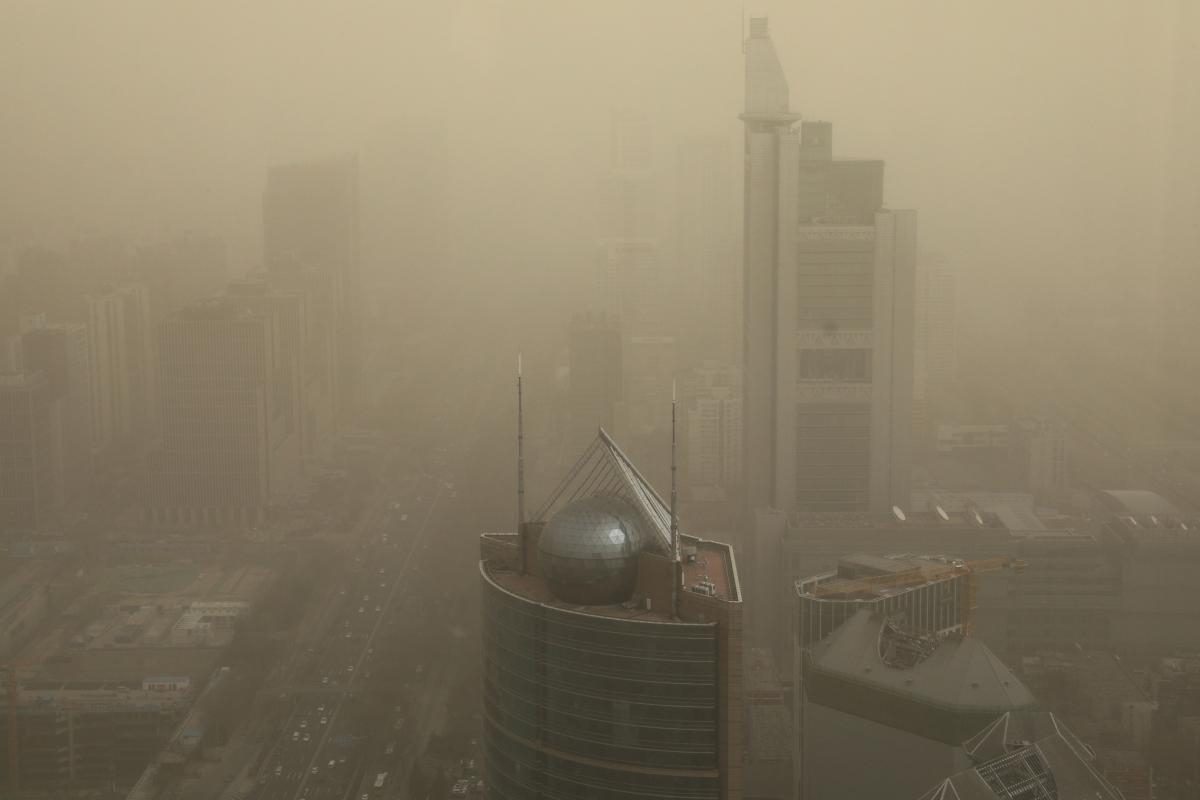 Солнечные бури в 2025 году. Песчаная буря в Пекине. Песчаная буря в Китае. Смог в Китае 2021. Смог над Пекином.