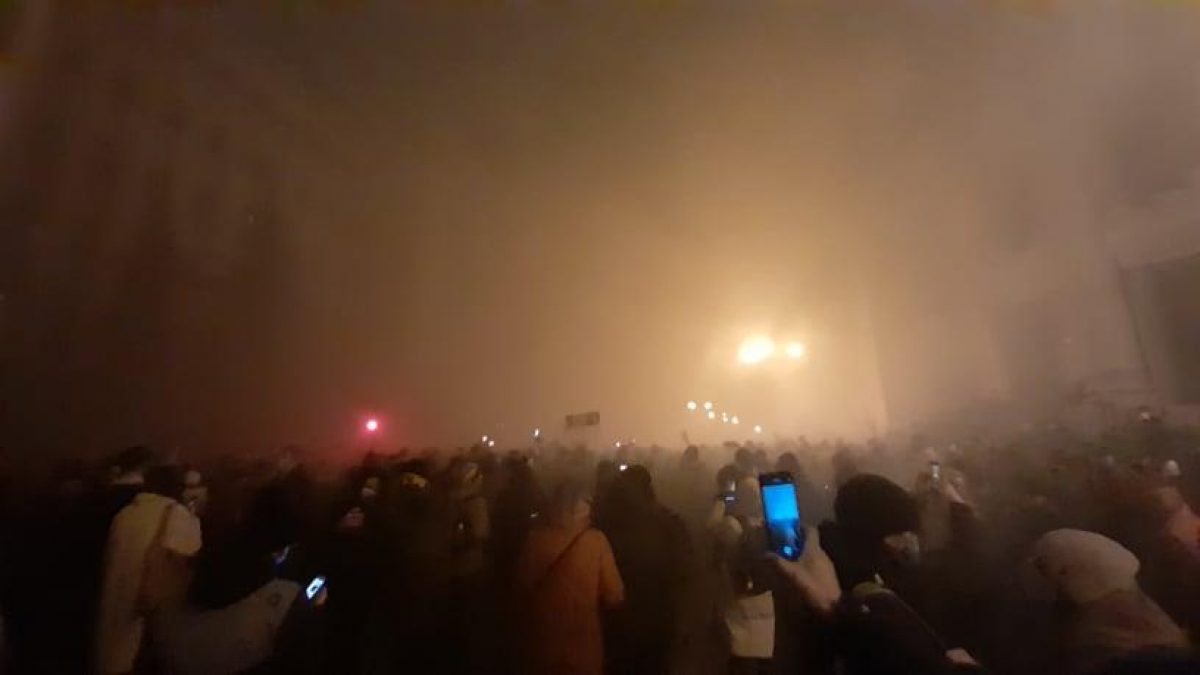 Фото Активісти запалили фаєри під Офісом президента 20 березня 2021