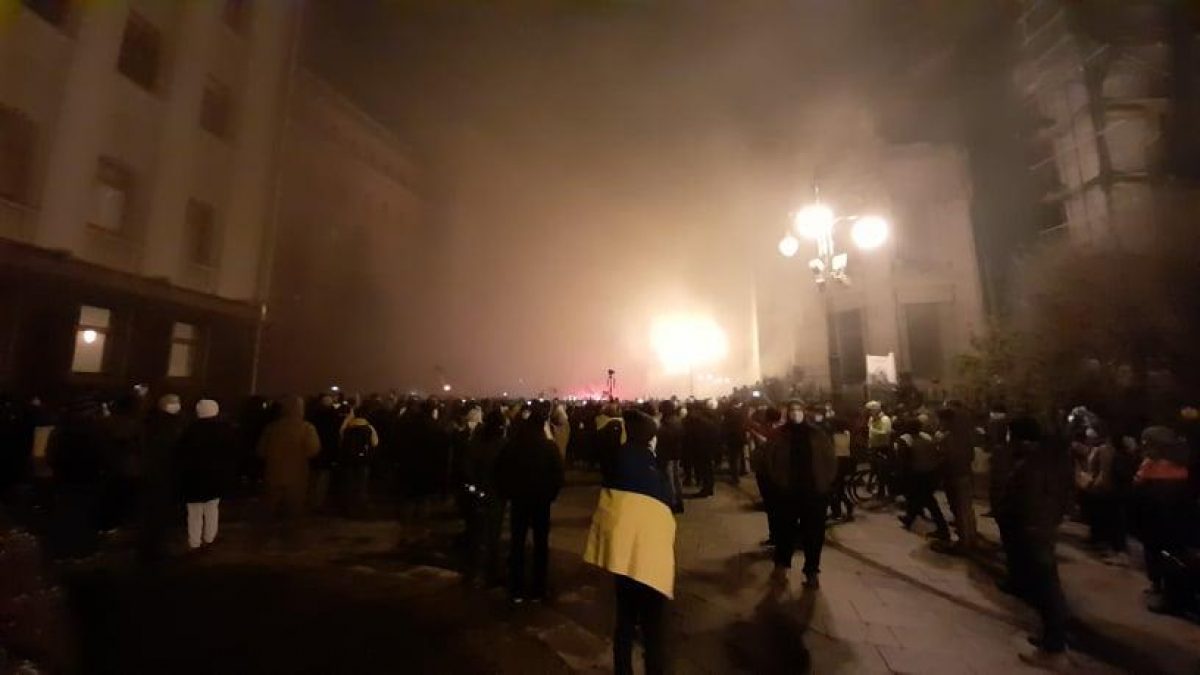Фото Активісти запалили фаєри під Офісом президента 20 березня 2021
