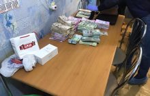 На Харьковщине у поселкового головы дома нашли сотни тысяч долларов (фото)