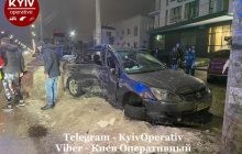 Водій не впорався з керуванням і "обійняв" стовпа: п'яна ДТП в Києві потрапила на відео