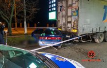 У Дніпрі легковик протаранив фуру на заправці: загинула молода дівчина (відео)