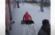 Россиян высадили на пути в Москву в снежный сугроб в Алтае (видео)