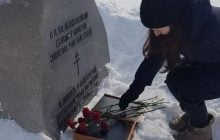 Промахнулись с "героями": россияне по ошибке возложили цветы к захоронению союзников нацистов