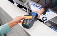 Купівля бензину, сигарет та алкоголю лише через банківську картку: чи зростуть ціни після новації