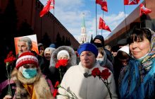 К могиле – по списку: в Москве отметили смерть Сталина (фоторепортаж)