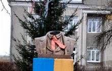 Осквернение памятника Шевченко на Прикарпатье: полицейские разыскали хулиганов