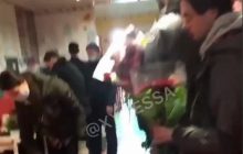 "Очереди, как за хлебом": мужчины устроили ажиотаж в цветочных магазинах Одессы (видео)