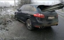 В Киеве Porsche влетел в отбойник – иномарку прошило насквозь (видео)