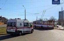 В Николаеве военный жестоко избил женщину-водителя троллейбуса из-за купюры (фото)