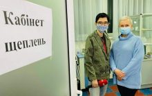 Прошедшая химиотерапию ведущая Мазур получила первую дозу вакцины от COVID-19
