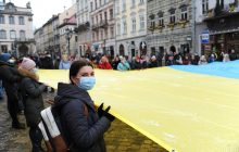 Во Львове развернули большой флаг Украины в честь 156-й годовщины гимна (фоторепортаж)