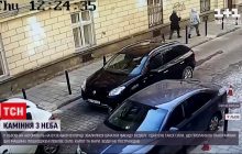 Во Львове на автомобиль обвалился фасад дома (видео)