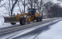 Автомобілі припарковані в три ряди: під Києвом через снігопад виник транспортний колапс
