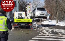 В Киеве эвакуировали авто "слуги" за нарушение ПДД, когда тот приехал на съезд партии (фото)
