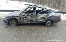 На Харківщині вантажівка вилетіла на зустрічну смугу і потрощила легковики: постраждали діти (фото)
