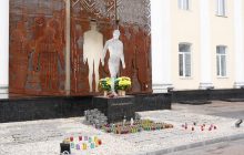 В Житомире вандалы посреди ночи повредили памятник Героям Небесной сотни (фото)