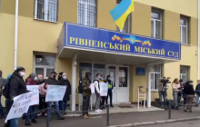 Суд "внезапно" выпустил: подозреваемого в изнасилованиях забросали яйцами в Ривне (видео)