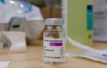 AstraZeneca впервые признала, что ее вакцина против COVID может вызывать тромбы