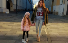 Скандал из-за "романа" 8-летней украинки с блогером: маму девочки вызвали на допрос