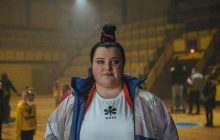 Напівоголена alyona alyona позувала в оточенні двох чоловіків