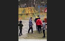 Во Львове подростки с пистолетом напали на детей на детской площадке (фото, видео)