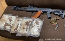 Угоняли авто, продавали наркотики: в Харькове задержали днепрян с амфетамином, гранатами и оружием (фото)