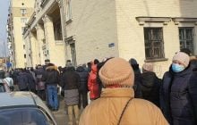 "Презирают и относятся как к скоту": в Киеве к офису ТЭЦ образовались длинные очереди (фото)