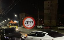 В Киеве пьяный водитель въехал в припаркованную машину и лег "отдыхать" (фото)