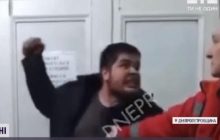 Под Днепром разъяренный мужчина напал на медиков, потому что те подобрали с обочины его собутыльника (видео)