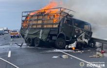В Хмельницкой области в результате ДТП загорелся военный "КамАЗ": погибли два человека (фото)