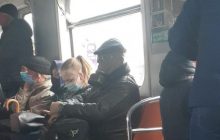 К "красной" зоне готов: в киевском метро заметили мужчину в противогазе (фото)