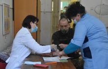 Прививка от COVID-19: в Украине началась вакцинация военных за пределами ООС (фото)