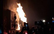 На акции в поддержку Стерненко активисты зажгли файеры и облили Офис президента краской (видео, фото)