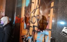 Ситуация на Банковой обострилась: протестующие оттеснили полицию и разбили стекло в дверях ОП (фото, видео)