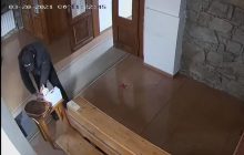 На Закарпатье мужчина обработал руки антисептиком и перекрестился перед тем, как украсть деньги в церкви (видео)