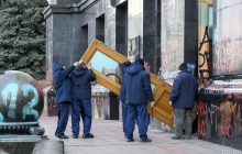 Работы не проводятся, надписи остаются: что происходит возле Офиса президента