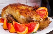 Румяно-золотистая запеченная утка: как приготовить вкусную птицу в рукаве
