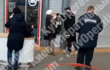 Избил посетительницу без маски: в Киеве уволили охранника супермаркета
