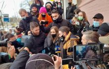 Суд избрал меру пресечения активисту, задержанному за битьё стекла в Офисе президента