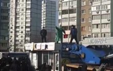 В Киеве бизнесмен облился бензином и угрожал сжечь себя: требовал не сносить его киоск - СМИ (видео)