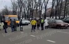 Боятся штрафов: в Киеве маршрутки решили объезжать переполненную остановку из-за рейда полиции (видео)