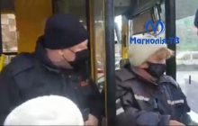 Киянин зупинив тролейбус через відмову кондукторки правильно надягнути захисну маску (відео)