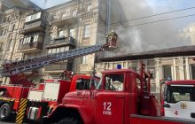У Києві загорівся бар: рух перекрили, 10 людей евакуювали (фото, відео)